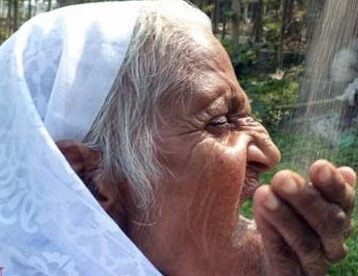 e1483619395684 - زن هندی که ۶۰ سال خوراکش فقط ماسه و خاک است