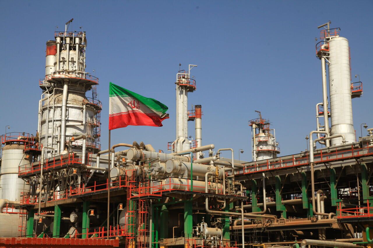 1818642 - تولید و قیمت نفت ایران افزایش یافت