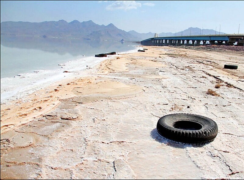 5969784 - تصویری زیبا از ترافیک چند کیلومتری گردشگران برای دیدن دریاچه ارومیه